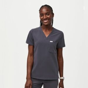 Figs Catarina One-Pocket Scrub Top in Charcoal